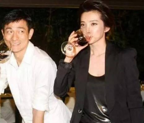 哪个明星喜欢喝酒,揭秘酒仙明星的醉人魅力