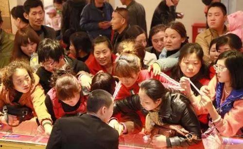 青岛大妈爆料新闻报道最新,揭秘青岛最新民生热点事件