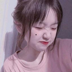 抖音圆脸学生女网红,青春活力，魅力四溢的校园风采”