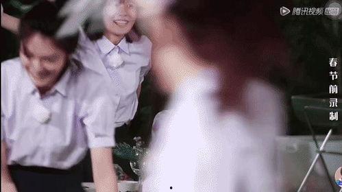 火箭少女吃马瓜,趣味互动展现青春活力