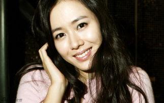 韩国女明星害羞,甜蜜羞红，魅力四溢