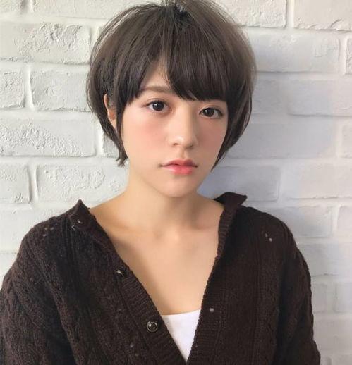 网红爆炸头发型短发女生,展现独特魅力风采