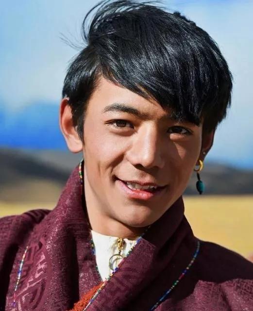 康巴汉子明星,硬汉魅力，演绎不凡人生