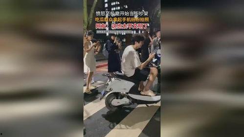 街头吵架青蛙吃瓜,吃瓜群众成焦点